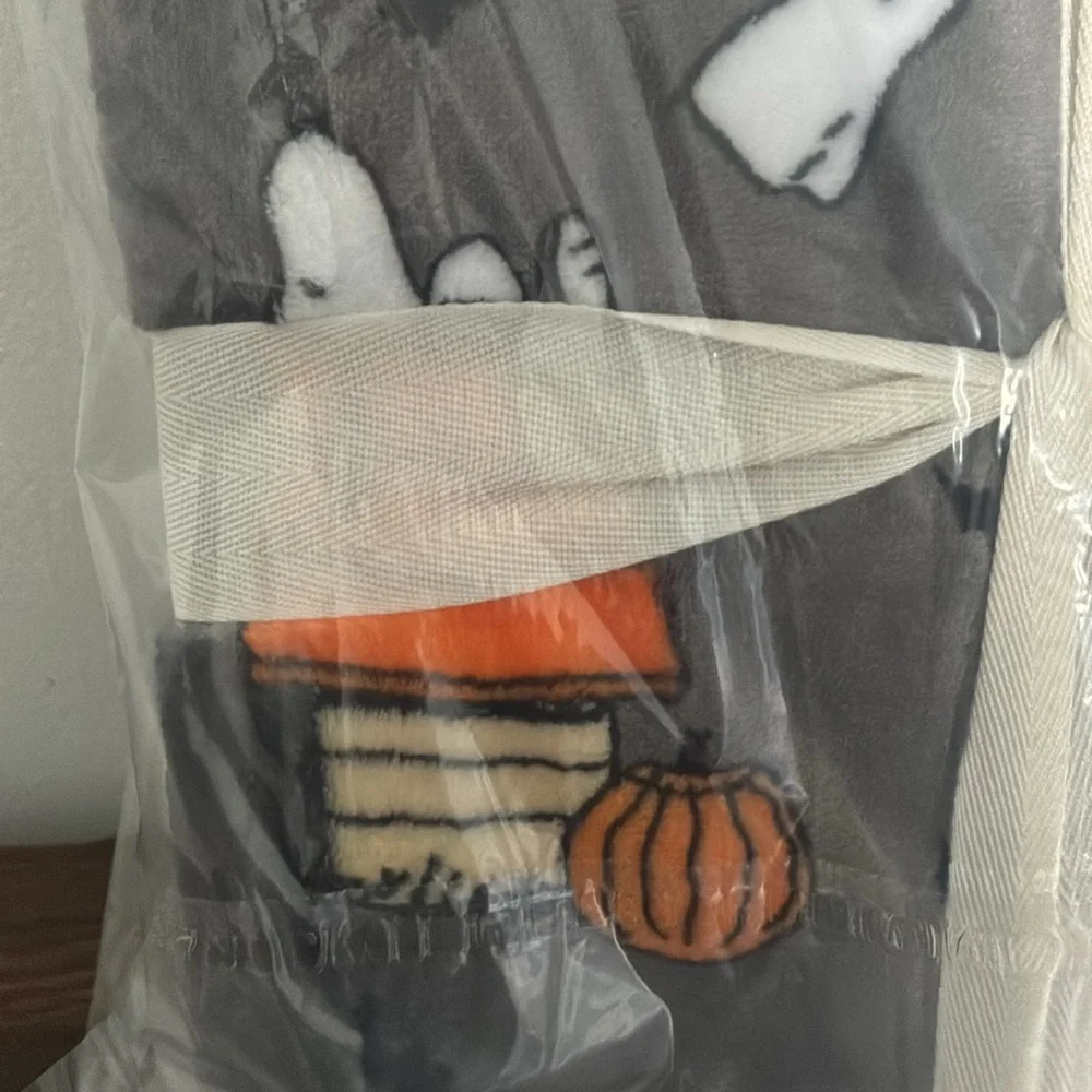NWT-BERKSHIRE- Peanuts- Snoopy- Halloween- Gray VelvetSoft Blanket 55x70 👻🎃🦇
